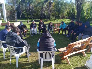 Ronda de trabajo grupal al aire libre en el parque