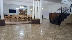 Hall principal de la casona, con la escalera y el living
