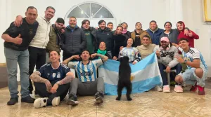 Festejo grupal en el living, alentando a la Selección Argentina