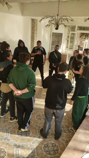 Ronda de encuentro grupal en el living de la casona