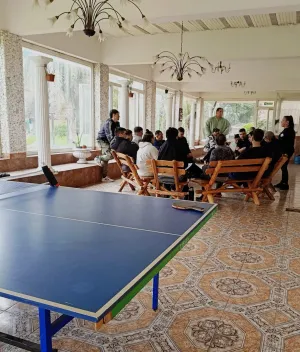 Encuentro grupal en la sala de recreación