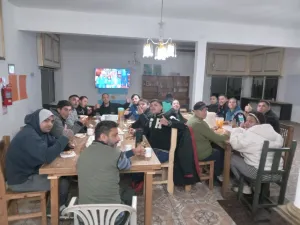 Cena compartida en el comedor principal
