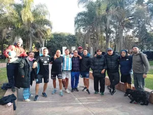 Grupo en el camino de palmeras del predio