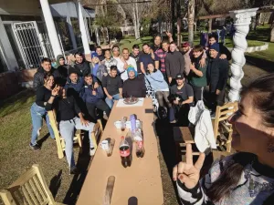 Celebración grupal en el jardín, con mesa compartida