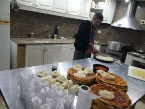 Preparando la comida en la cocina del predio
