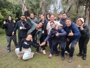 Encuentro grupal en el parque del predio