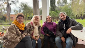 Momento de mates compartido en la galería de la casona