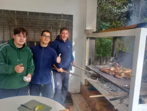 Momento de asado compartido en el área de parrilla